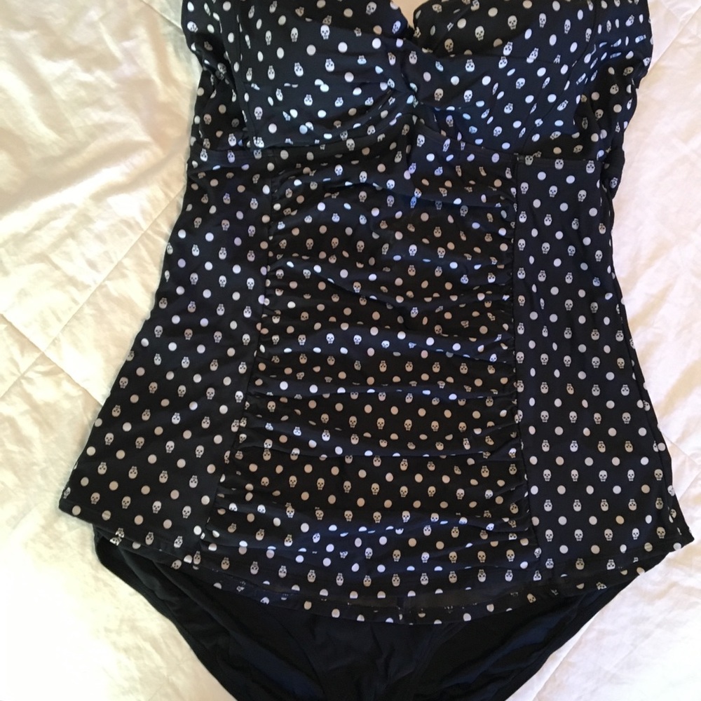 Skull and polka dot retro tankini 2-piece swimsuit